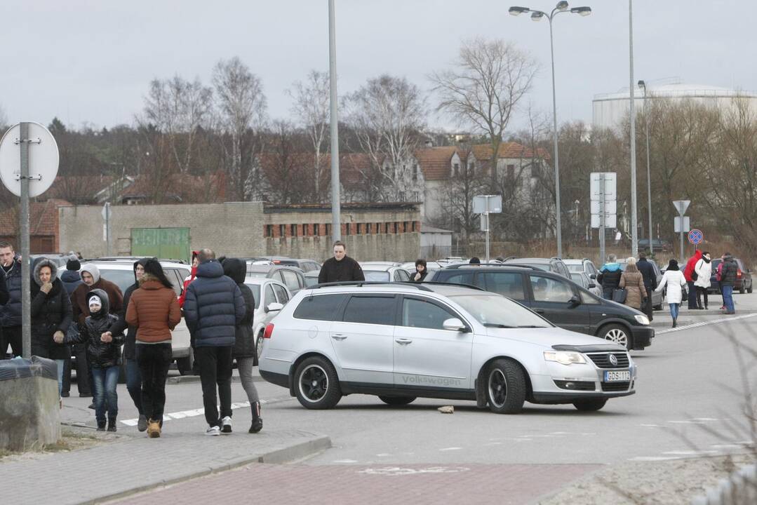 Klaipėdiečiai plūdo prie jūros