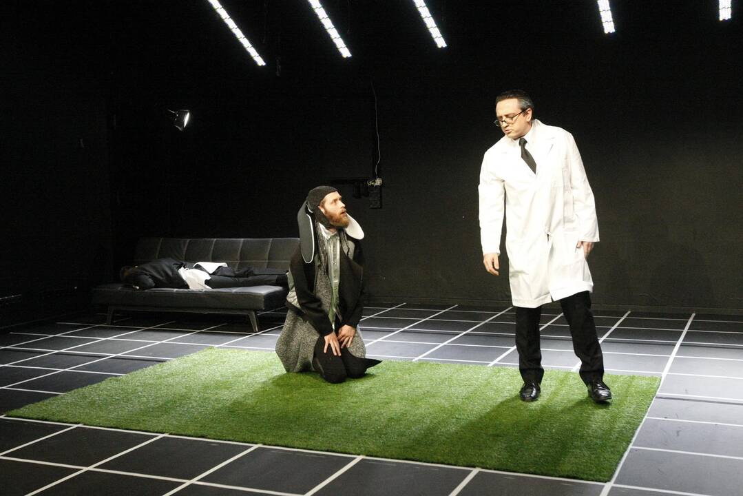 Klaipėdiečiai Dramos teatre jaukinsis vidinį triušį