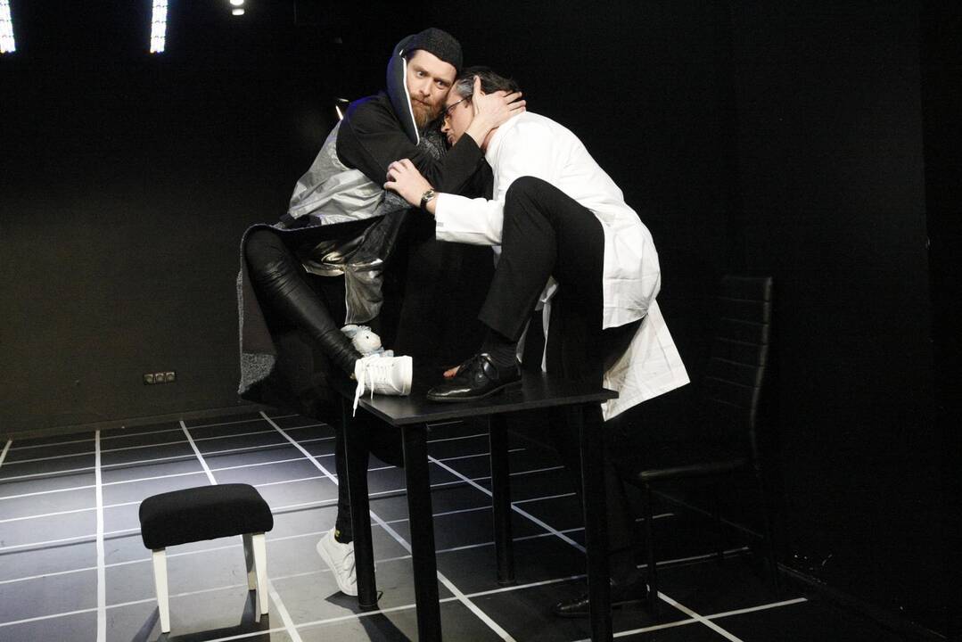 Klaipėdiečiai Dramos teatre jaukinsis vidinį triušį