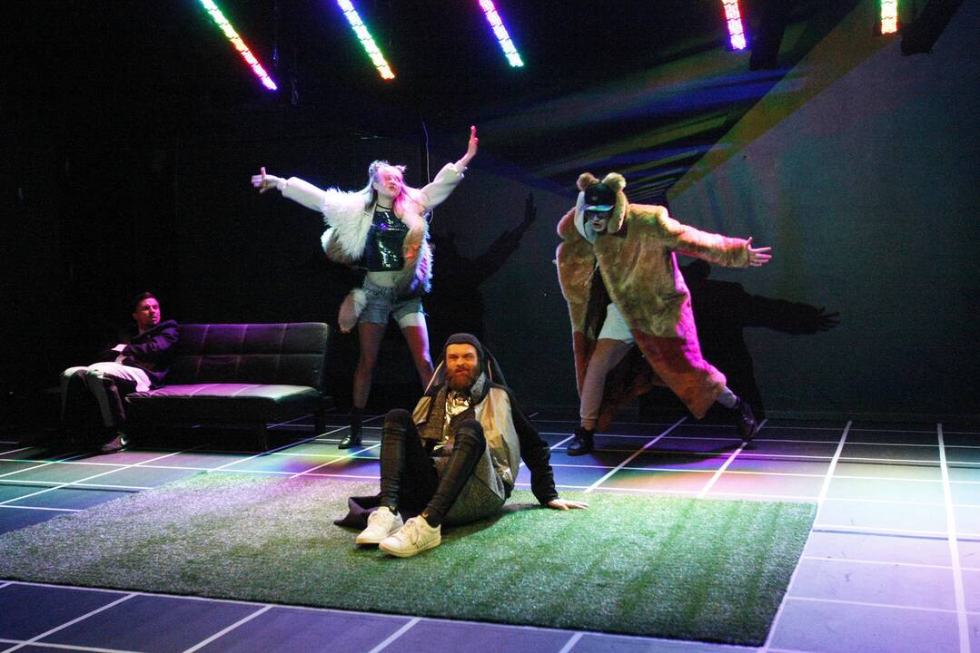 Klaipėdiečiai Dramos teatre jaukinsis vidinį triušį