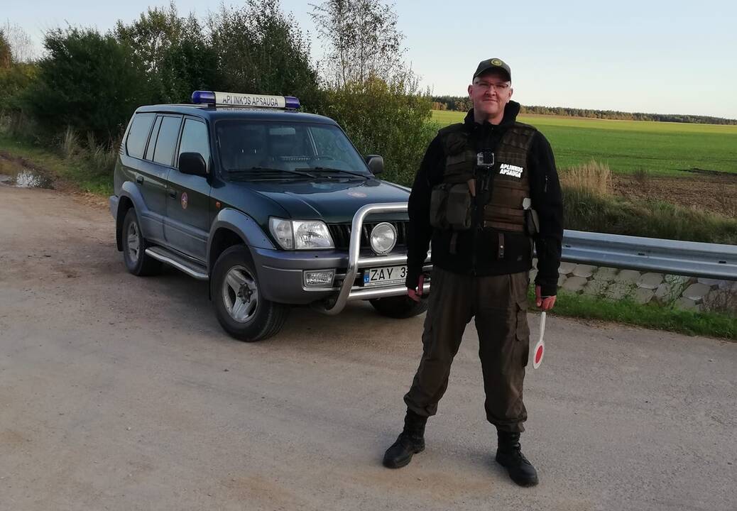 Smūgiai: Klaipėdos gyvosios gamtos inspekcijos pareigūnas M.Salys nesitikėjo, kad miško vingyje du įkaušę jaunuoliai mėgs sprukti nuo tarnybinio ekipažo.