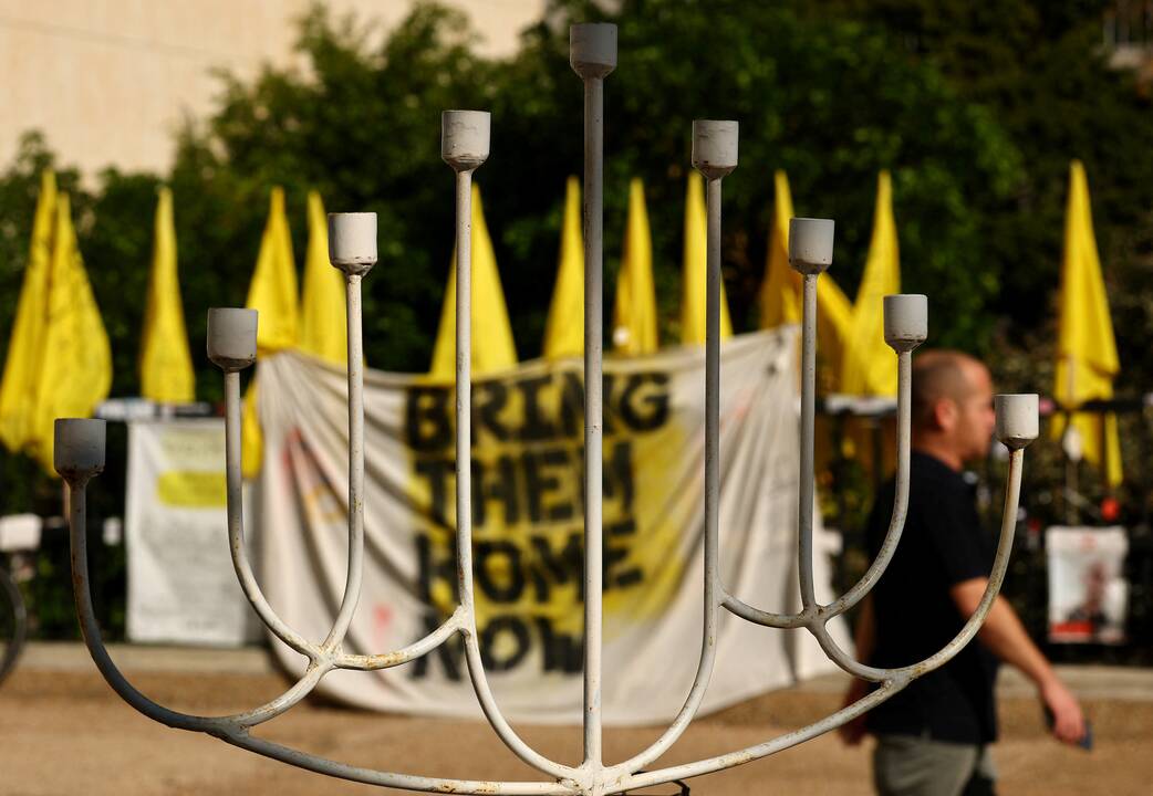 Izraelyje mirė buvusi „Hamas“ įkaitė