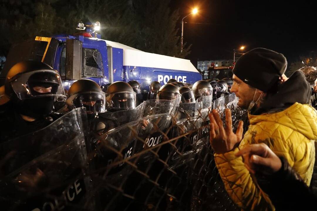 Tbilisyje tūkstančiai protestuotojų reikalavo pirmalaikių rinkimų