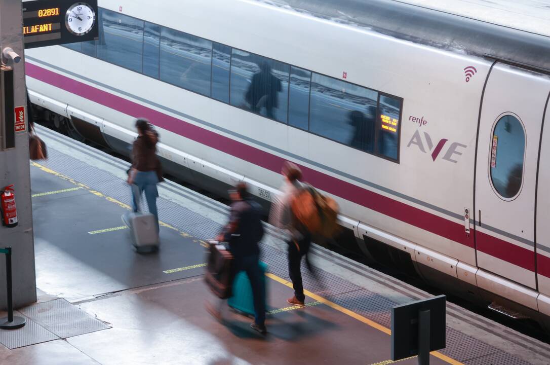 Dėl kabelių vagystės sutriko greitųjų traukinių eismas