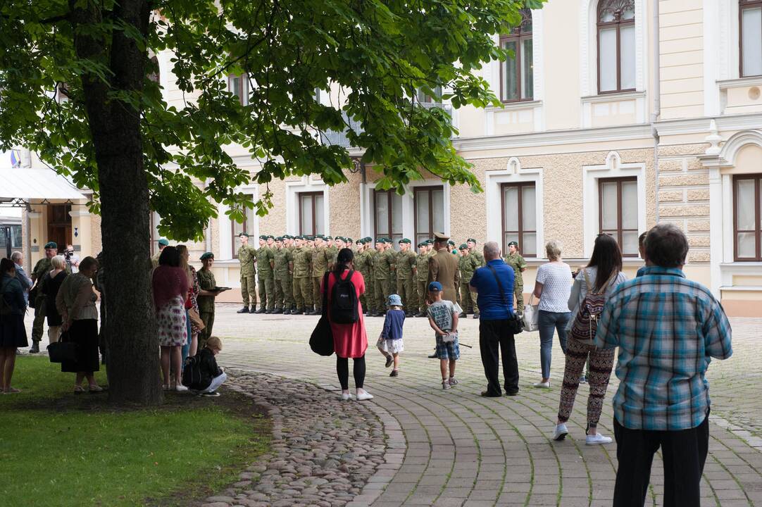 Prisiekė nauja karininkų laida