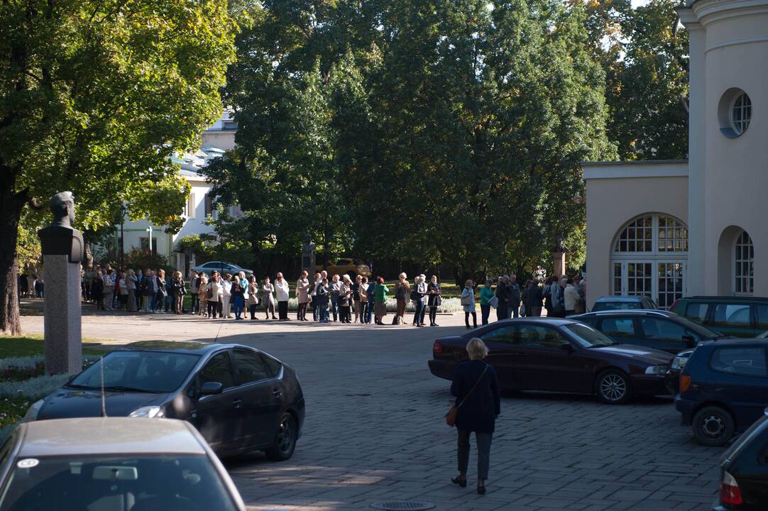 Eilės prie Kauno muzikinio teatro