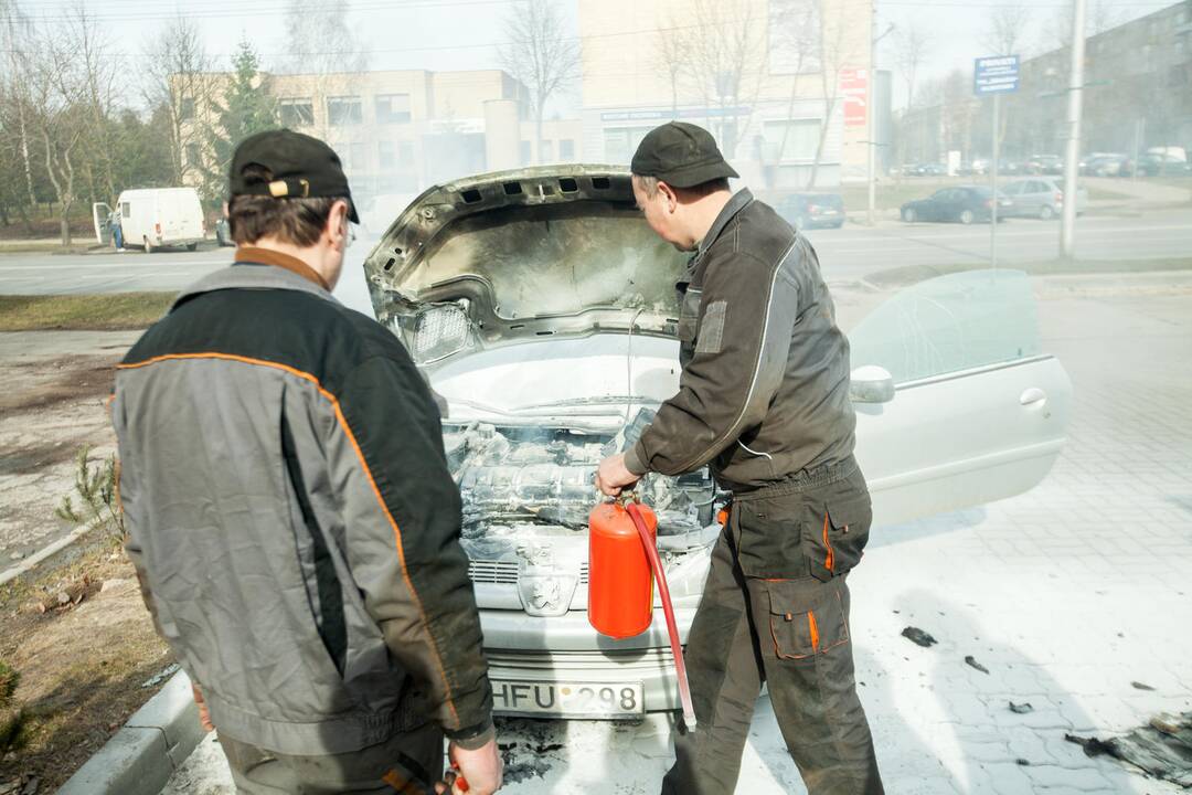 Degė automobiliai