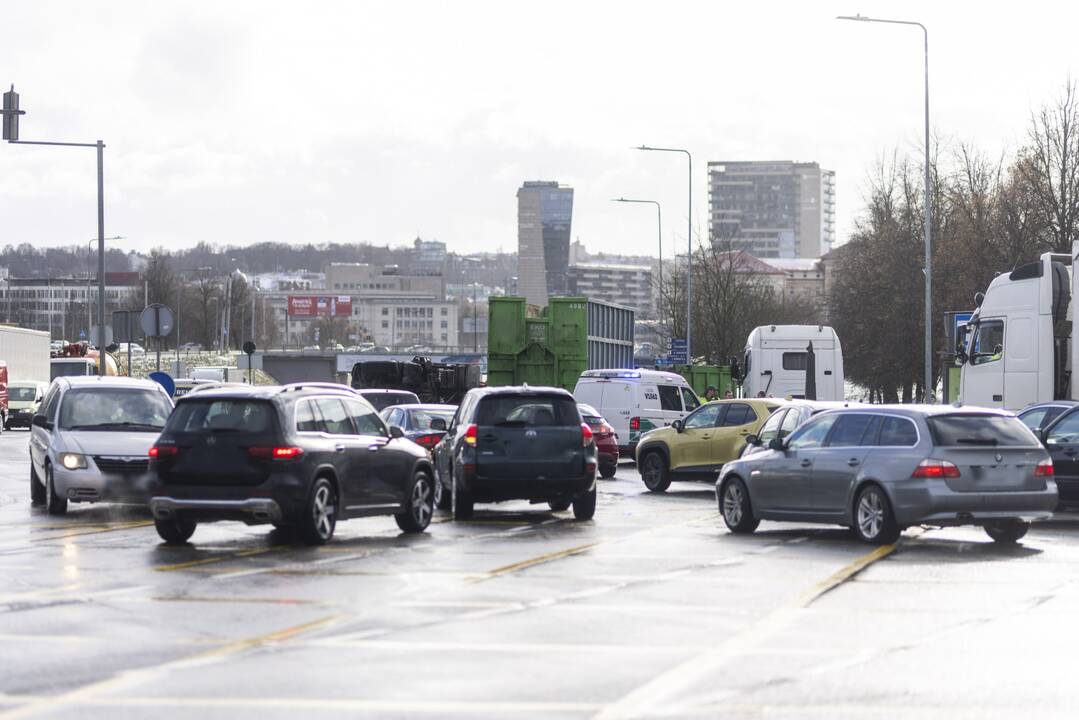 Avarija sostinėje: apsivertė šiukšliavežė