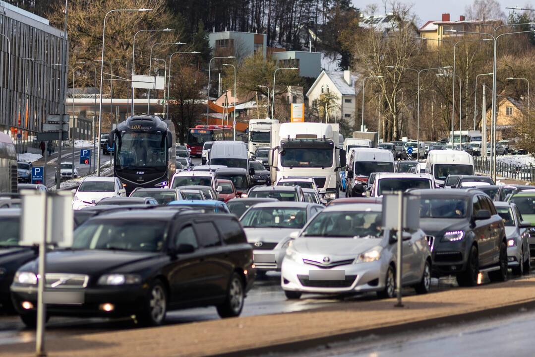 Avarija sostinėje: apsivertė šiukšliavežė