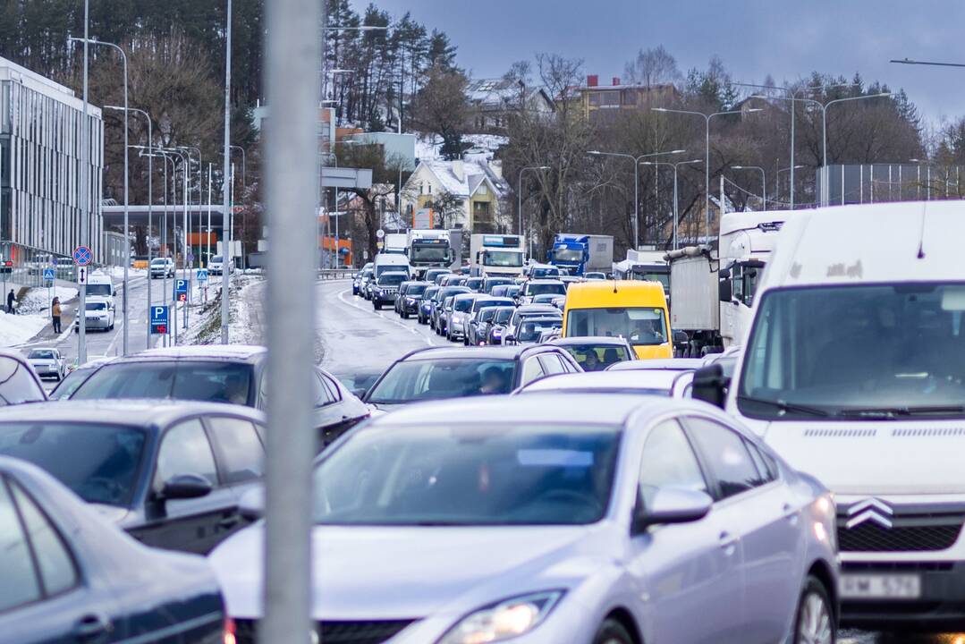 Avarija sostinėje: apsivertė šiukšliavežė