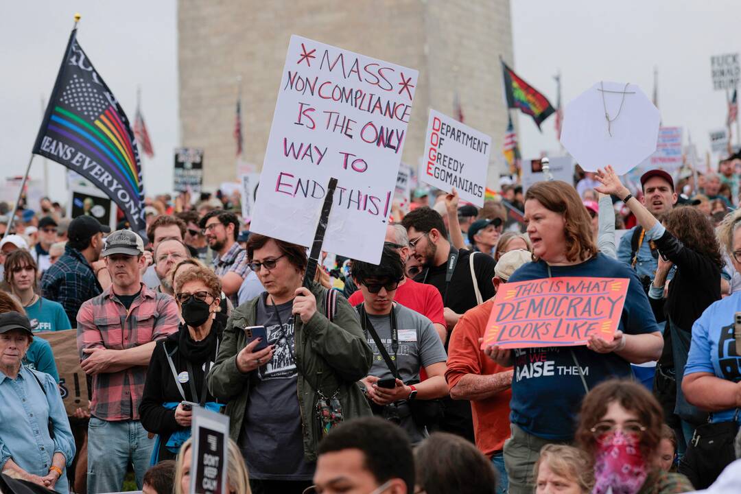 „Šalin rankas“: tūkstančiai amerikiečių dalyvauja protestuose prieš Trumpą