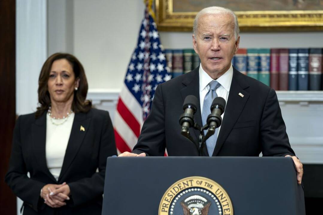 Iš rinkimų besitraukiantis J. Bidenas nori perduoti estafetės lazdelę K. Harris: kas toliau?