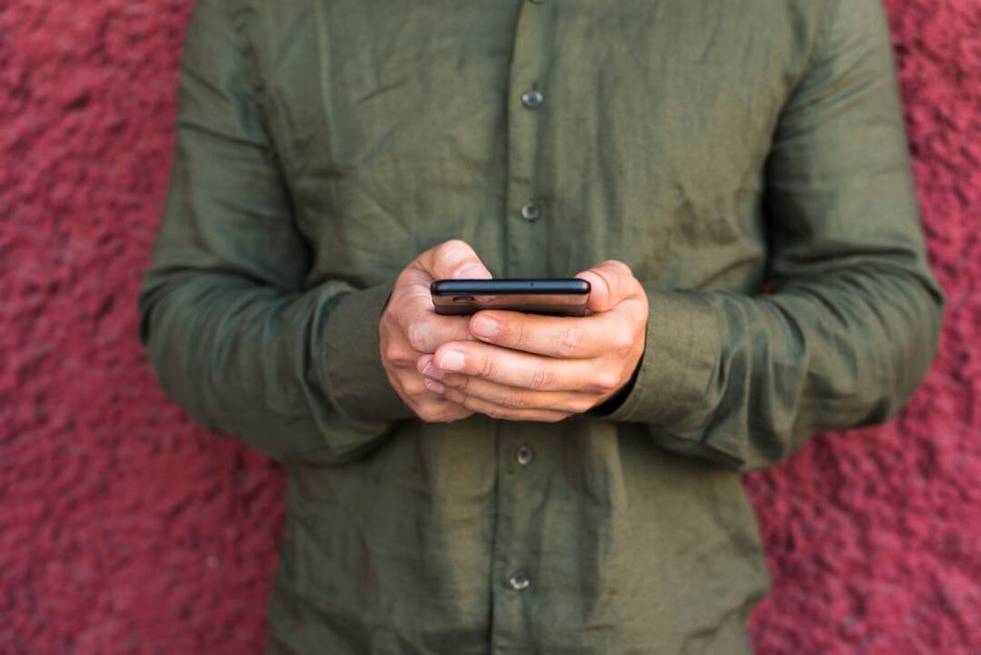 Autobusų stotelėje sumuštas vyras: kumščius į darbą paleido dėl dviejų telefonų