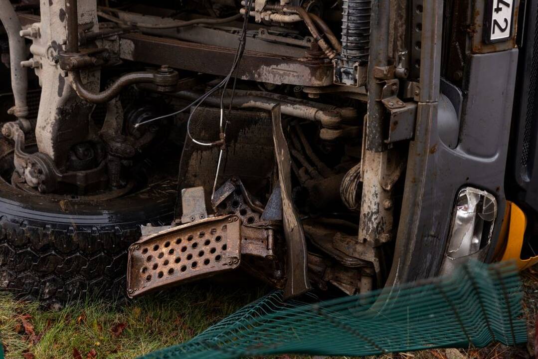 Nuo kelio nuvažiavo vilkikas, gabenęs vėjo jėgainės dalį: bus uždaromas eismas (atnaujintas)