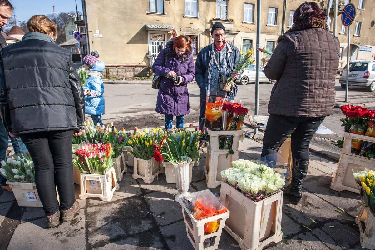 Prekyba gėlėmis Kauno stoties turguje