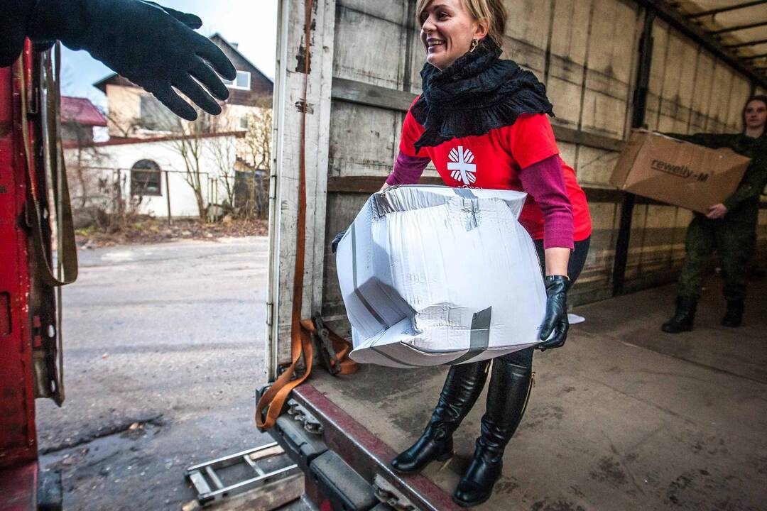 Į sunkvežimius kraunama parama Ukrainai