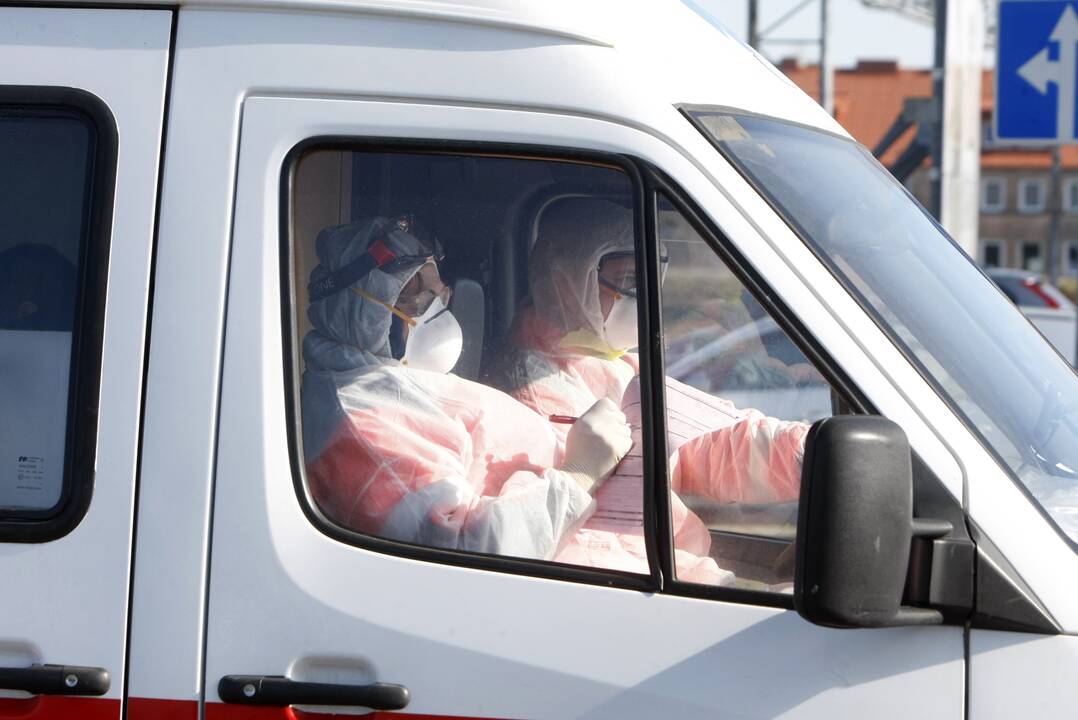 Siaubas: pas karščiuojančius ir kostinčius klaipėdiečius atvykę medikai neretai išgirsta, kad sergantieji neketina tikrintis dėl COVID-19, nes netrukus planuoja eiti į darbą.