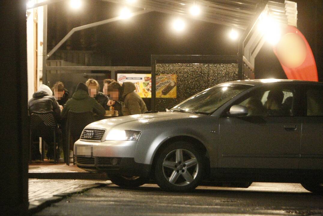 Malonumai: daugybė draudimų suvaržė žmonių gyvenimą, bet valgyti lauke dar galima.