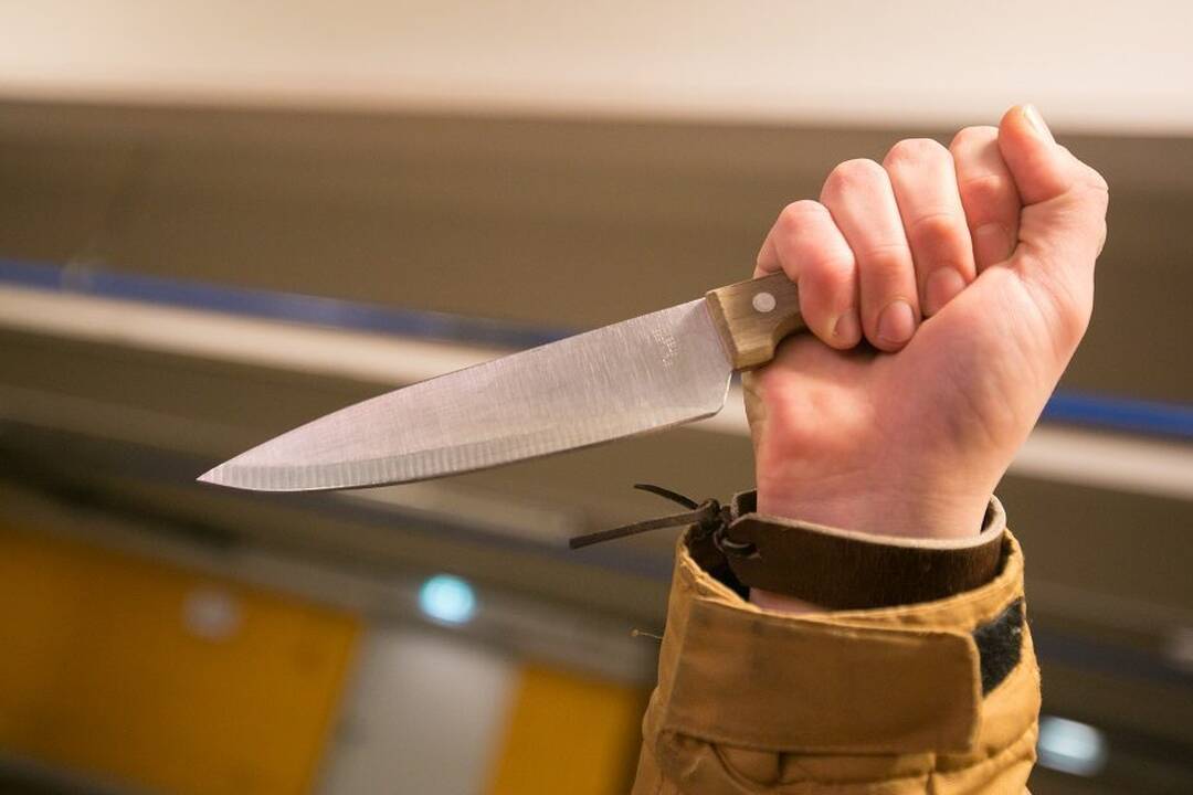 Trečiadienį Vilniuje ir Panevėžyje vyrai švaistėsi peiliais: sužaloti du asmenys