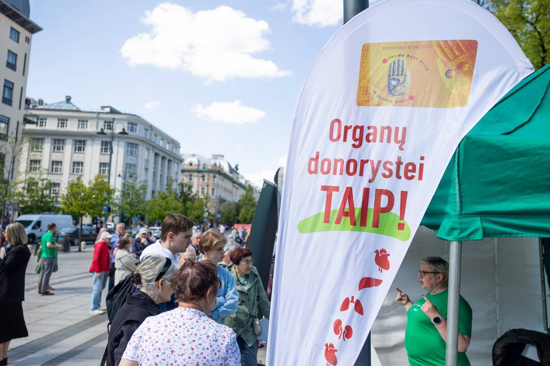 Žmonės tikrinasi sveikatą.