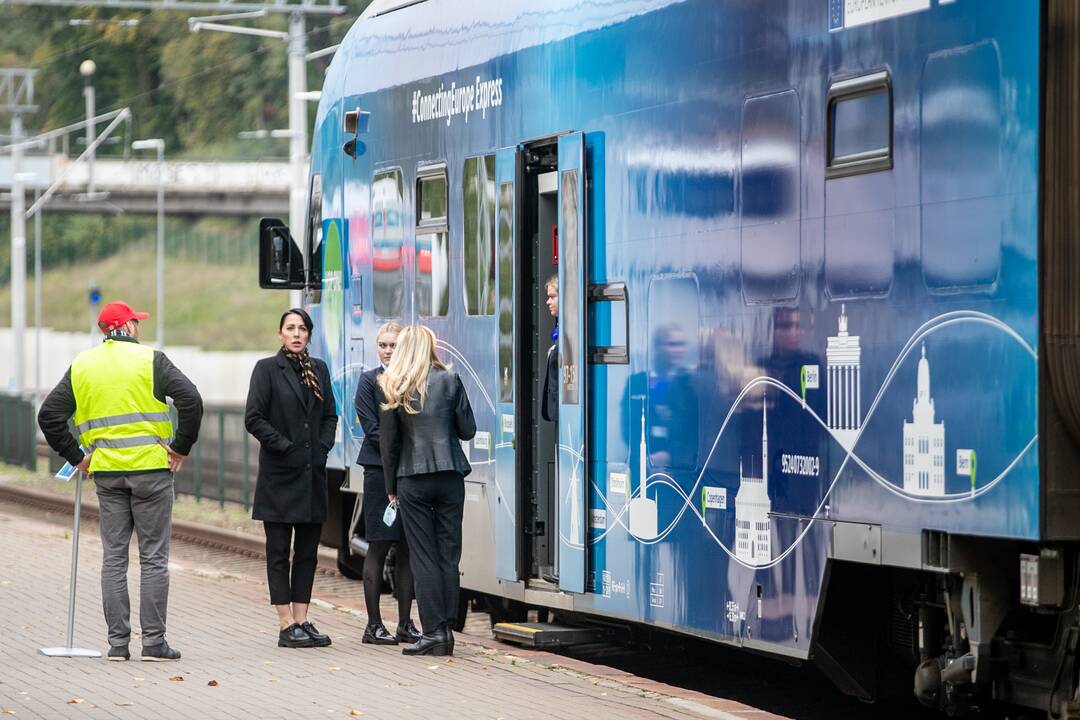 Kauno geležinkelio stotyje susitiko traukiniai iš Lisabonos ir Talino