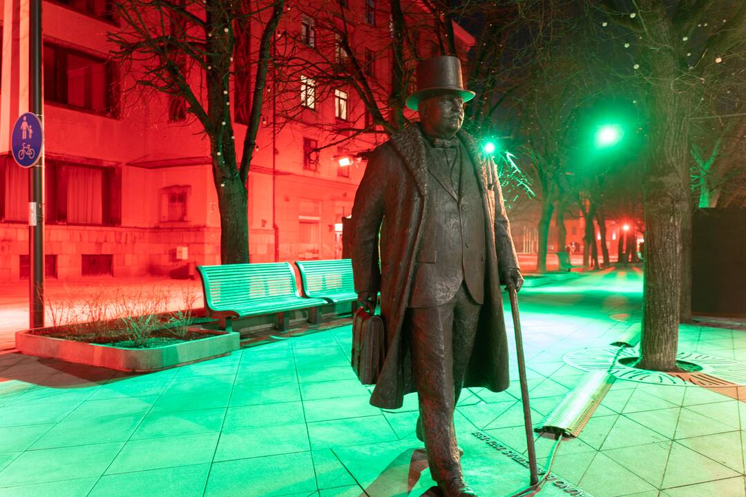Per Laisvės al. nusidriekė šviesų trispalvė
