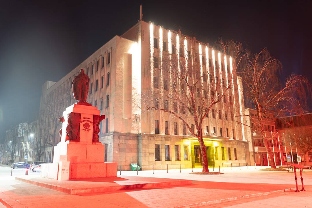 Per Laisvės al. nusidriekė šviesų trispalvė