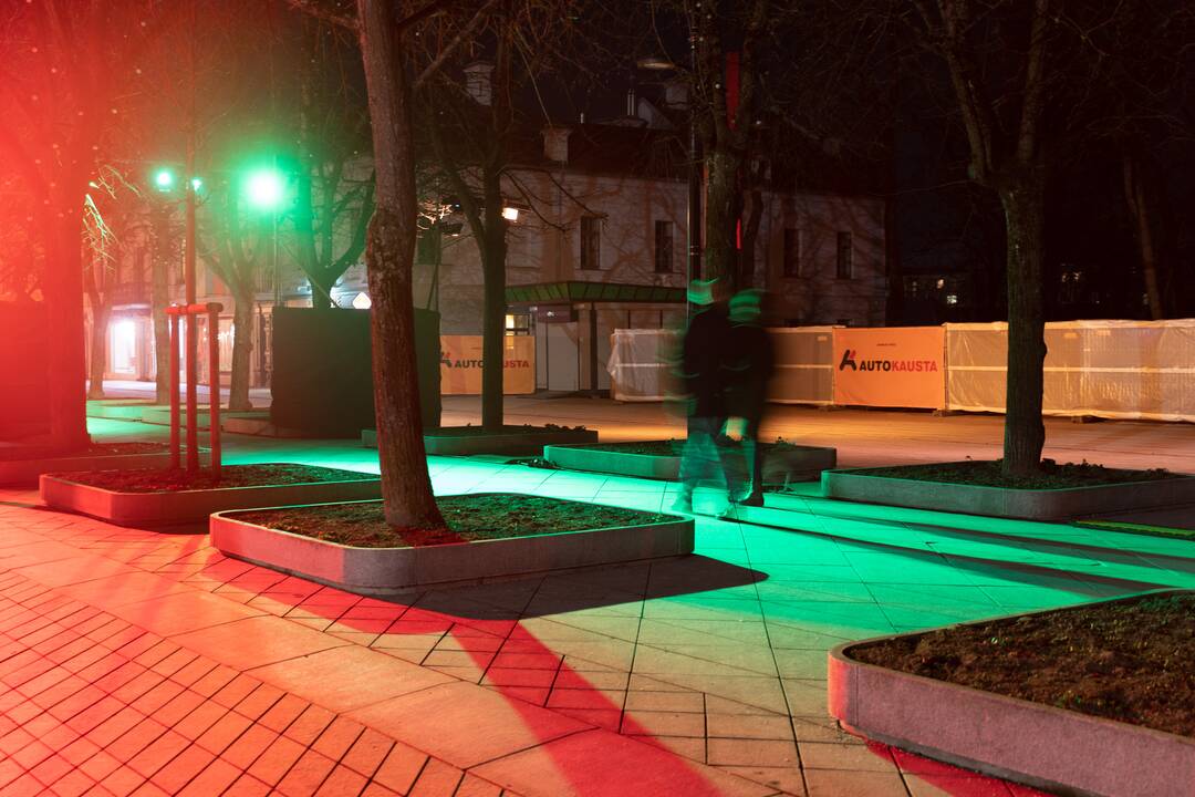 Per Laisvės al. nusidriekė šviesų trispalvė