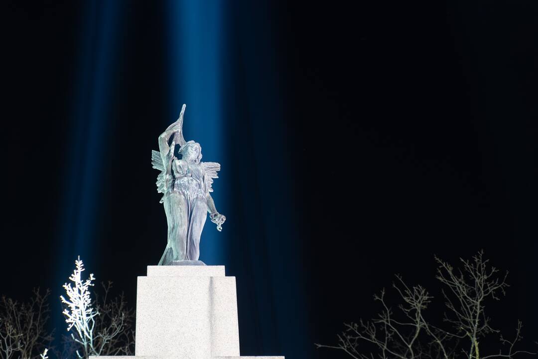 Per Laisvės al. nusidriekė šviesų trispalvė