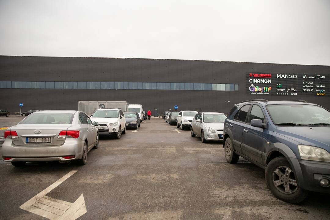 Didesnių spūsčių prie prekybos centrų savaitgalį nebuvo