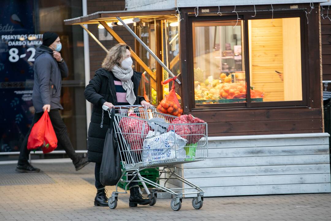 Didesnių spūsčių prie prekybos centrų savaitgalį nebuvo