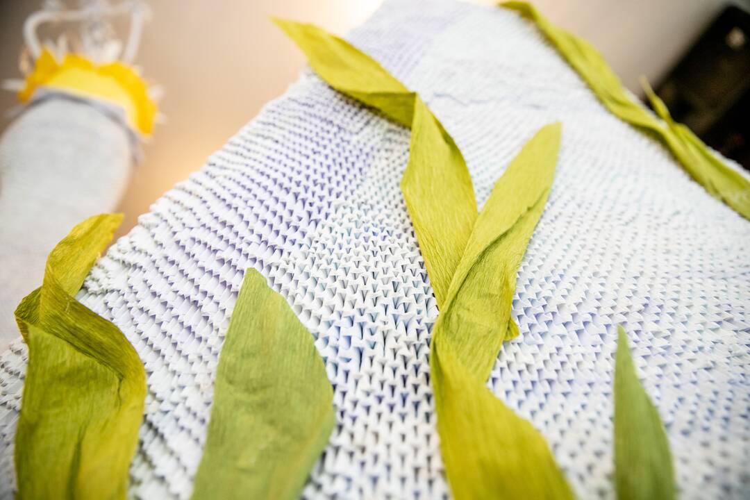 Mokinių origami gulbė pretenduoja į Lietuvos rekordų knygą