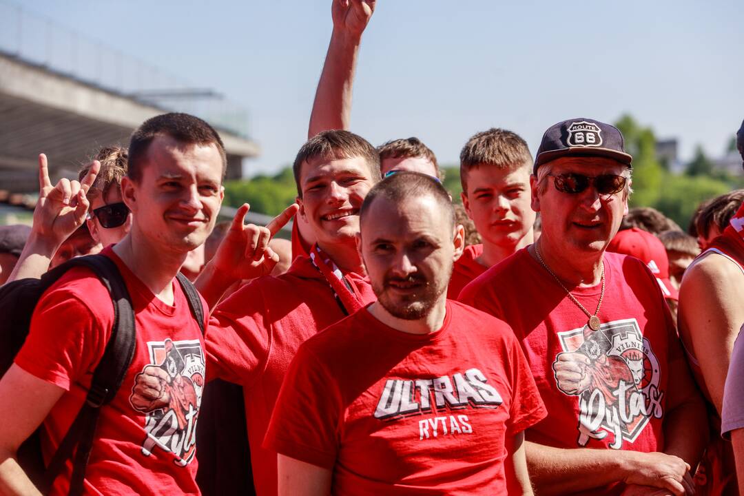 Krepšinio sirgaliai plūsta į areną