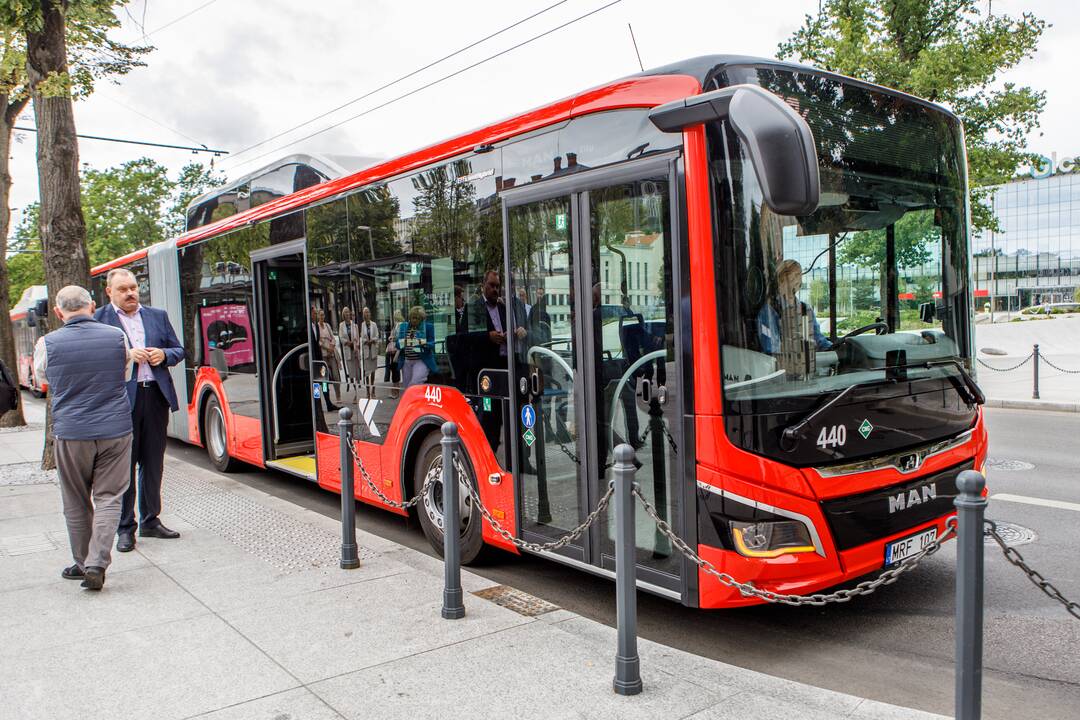 Kaune pristatė ilgąjį 18 metrų autobusą