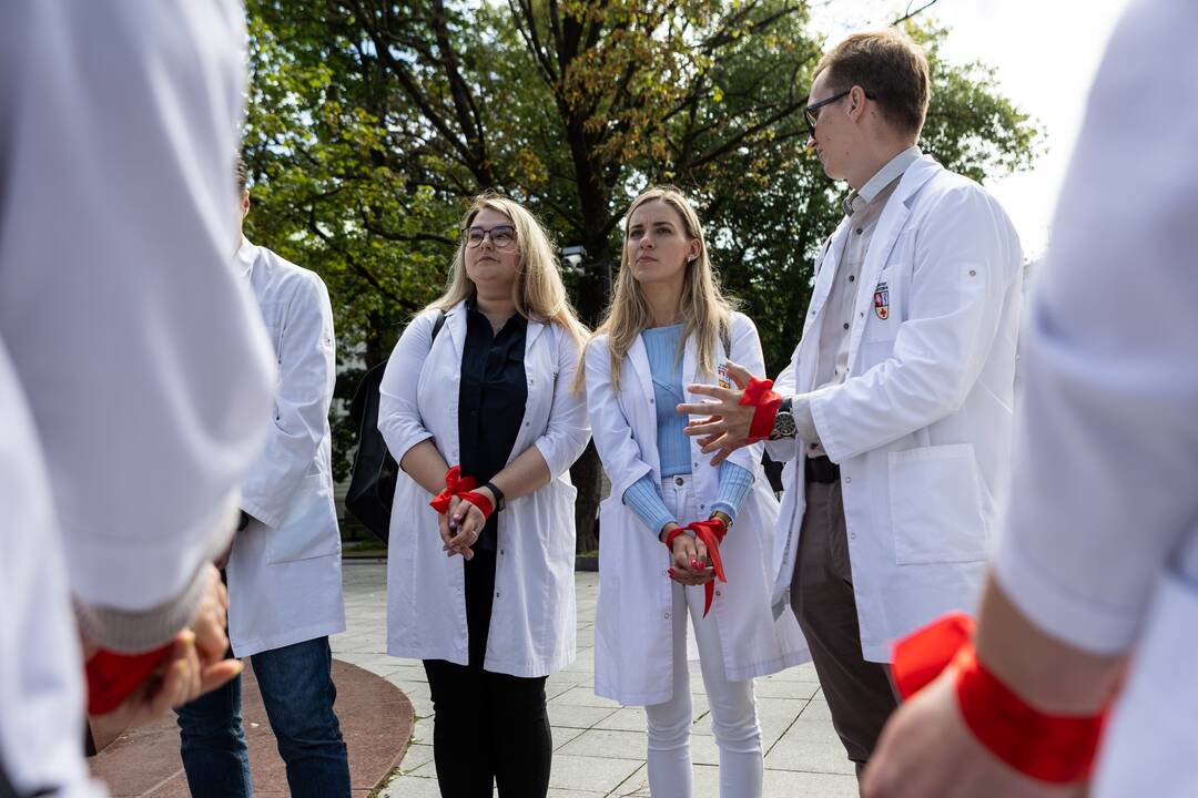 Šeimos gydytojų solidarumo akcija „Balti herojai surištomis rankomis“