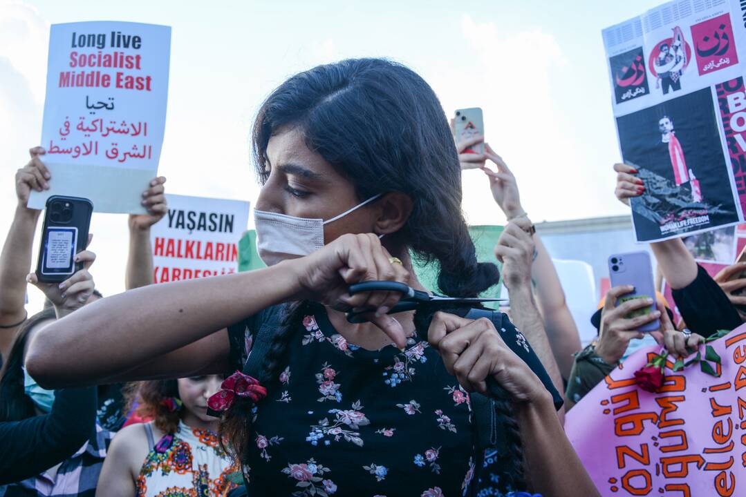 Irano saugumo pajėgos vaikė studentų protestą dėl M. Amini