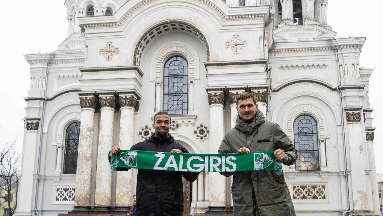 Žalgiriečiai: Barbadoso futbolo rinktinės žaidėjas R.Trotmanas (kairėje) jau susipažino ir su krepšininku E.Ulanovu.