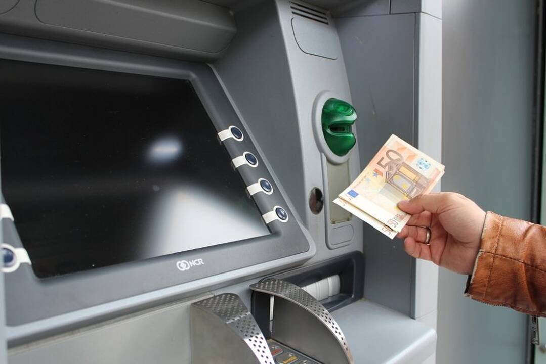 Bankai ruošiasi didinti įkainius už paslaugas