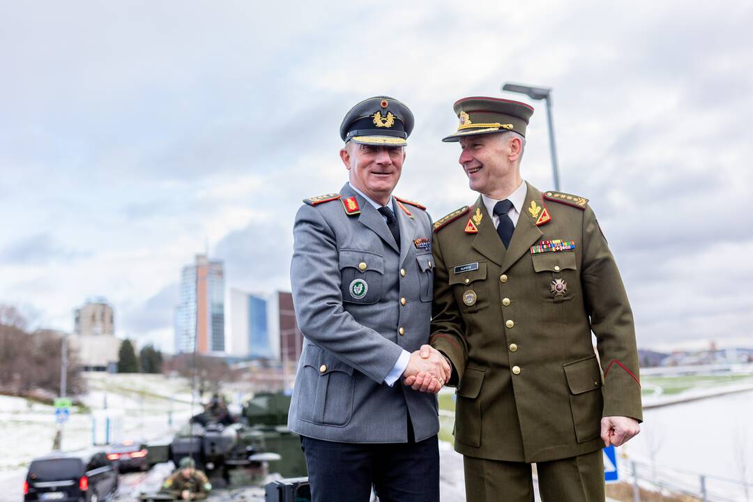 V. Rupšys ir  J.-J. von Sandrartas inspektavo pasiruošimą  Lietuvos kariuomenės dienos paradui