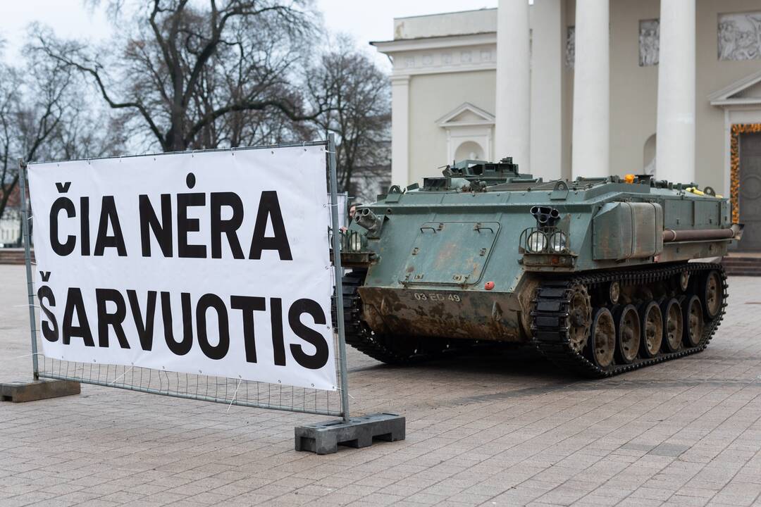 Nutrauktas menininkės R. Liutkutės performansas ant šarvuočio „Nepamirškite karo“