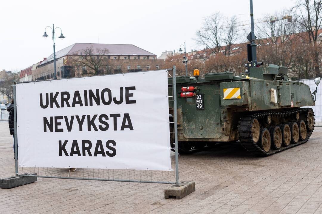 Nutrauktas menininkės R. Liutkutės performansas ant šarvuočio „Nepamirškite karo“