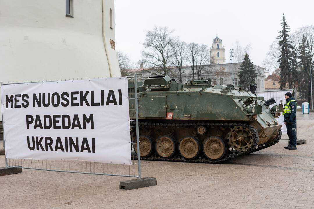 Nutrauktas menininkės R. Liutkutės performansas ant šarvuočio „Nepamirškite karo“