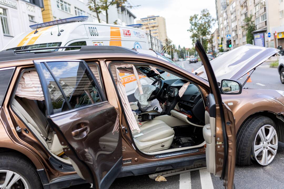 Greitosios pagalbos automobilio ir „Subaru“ avarija Antakalnyje