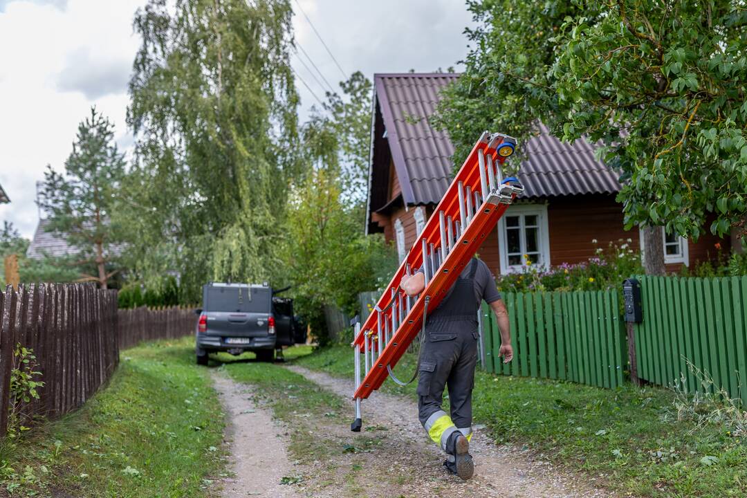 Gražiausiu pripažintame Grabijolų kaime ledai kaip kumštis daužė langus ir stogus