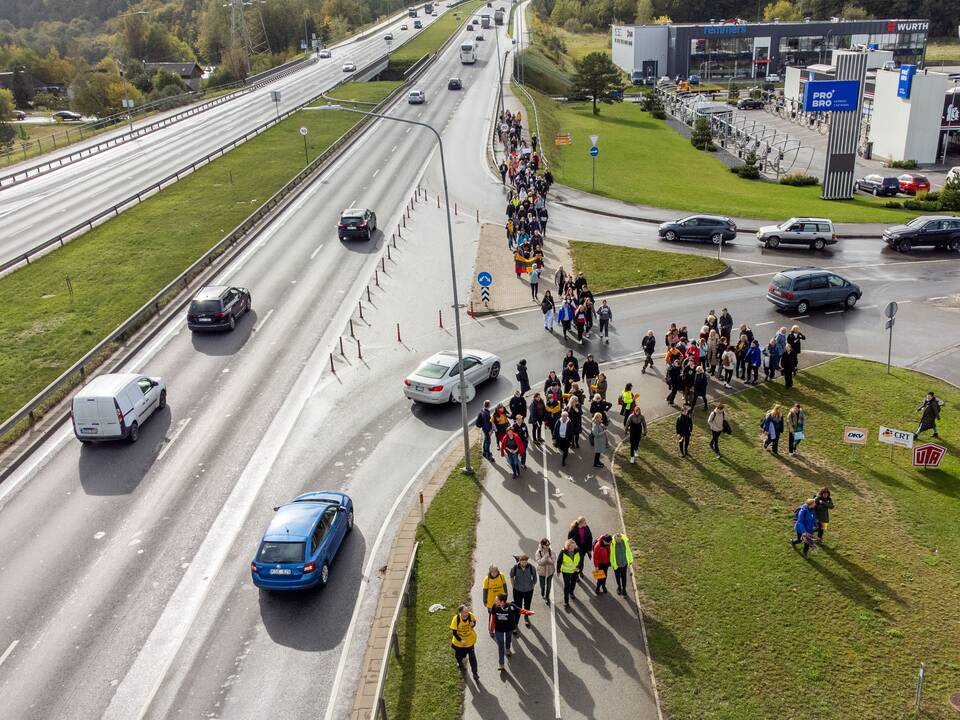 Nuo Klaipėdos į Vilnių žygiuojantys mokytojai pasiekė sostinę