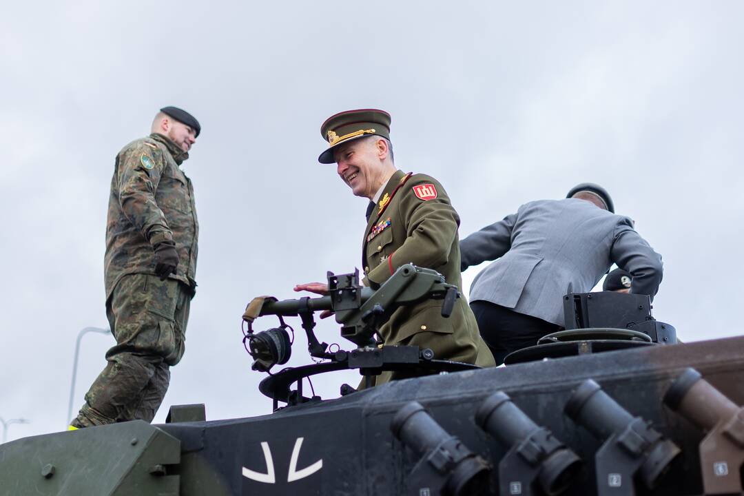 V. Rupšys ir  J.-J. von Sandrartas inspektavo pasiruošimą  Lietuvos kariuomenės dienos paradui