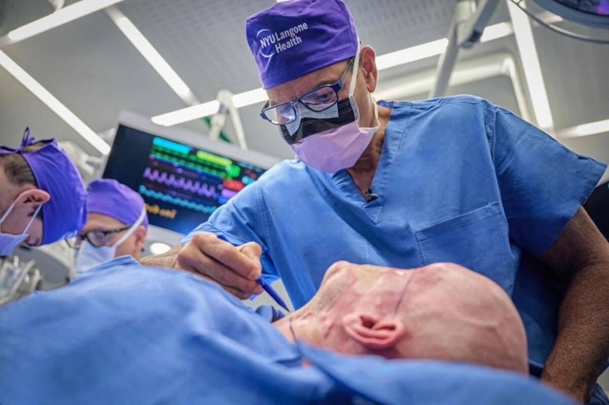 
<span>JAV atlikta pirmoji pasaulyje akies transplantacija</span>
