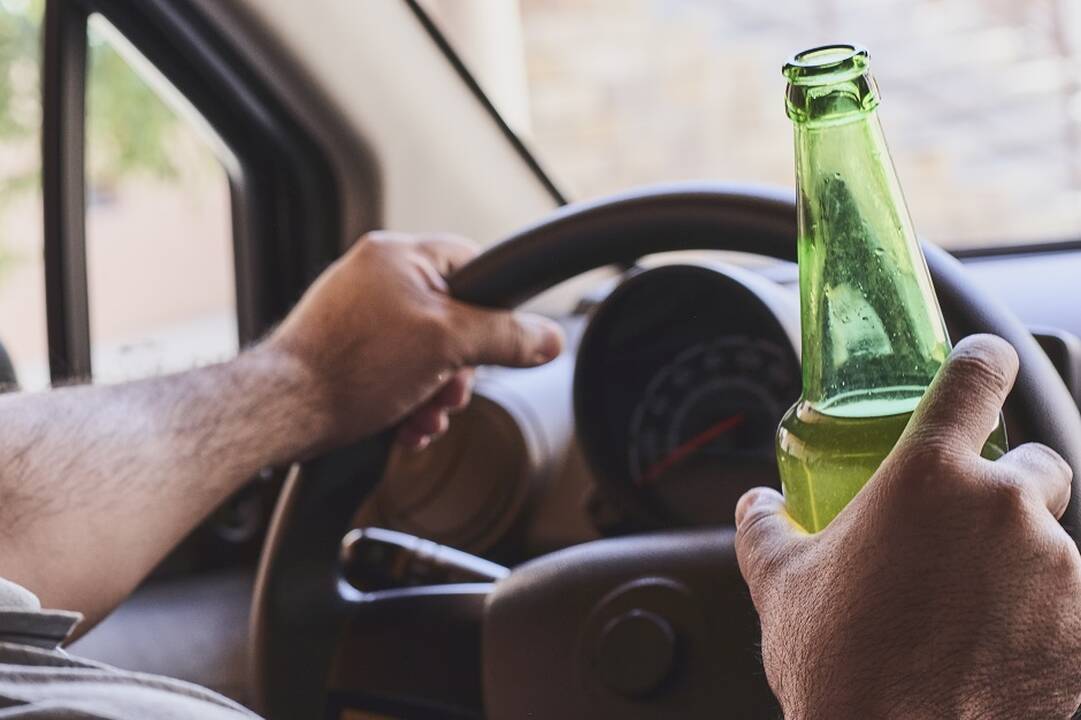 Varėnos rajone nuo kelio nuvažiavo ir apvirto vilkikas: vairuotojas – neblaivus