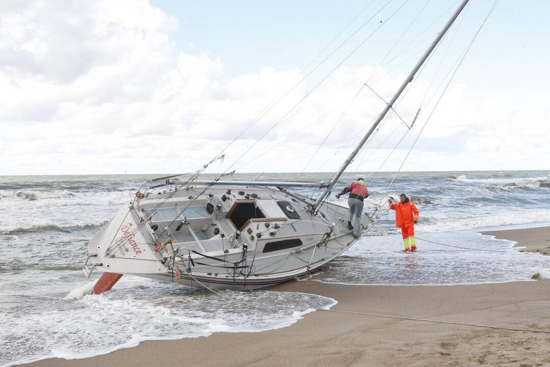 Nelaimė: į krantą išmesta jachta „Defiance” nedaug nukentėjo, bet iš keturių jos įgulos narių žuvo net trys.
