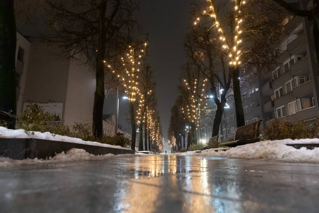 Kaune valandai užgeso Kalėdų eglė ir šventinis apšvietimas